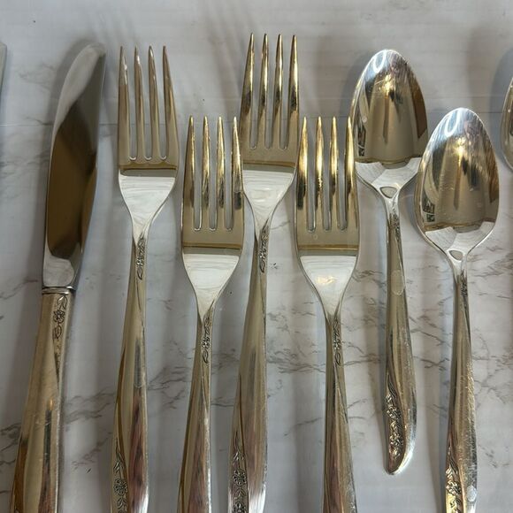 Wm A Rogers Oneida LADY CATHERINE Pattern Silverplate Flatware 12 piece set - Picture 4 of 11